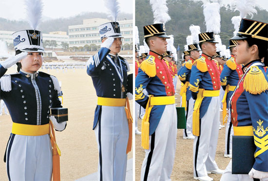 ２７日、空軍士官学校と陸軍士官学校の卒業式がそれぞれ開かれた。