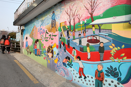 地下鉄５号線江東（カンドン）駅４番出口徒歩５分の「カンプル漫画通り（マンファコリ）」。人気オンライン漫画家、カンプルの作品が散りばめられた通りで、入口では代表作品「純情漫画（スンジョンマンファ）」のキャラクターたちが出迎えてくれます。