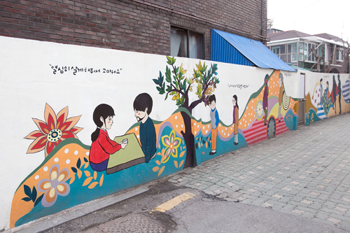 高齢者と若者の２世代の恋愛を描いた「あなたを愛してます（クデルル サランハムニダ）」。世代を超えて感動を与えたこちらは、映画やドラマ、舞台にもなった大人気漫画です。