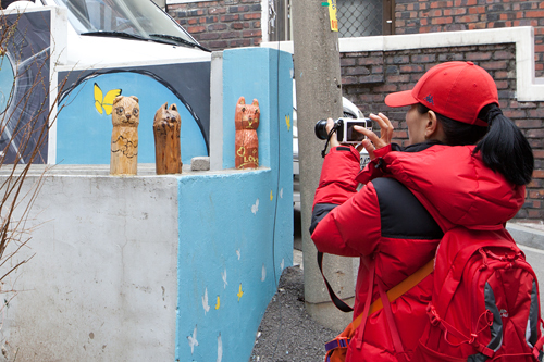 通りは計２３個の壁画から構成されていて、距離は約１ｋｍ。ゆっくり鑑賞しながら歩けば４０分ほど。地図を参照しながら、宝探しのように楽しんでもよいでしょう。