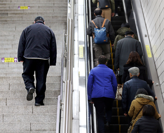 高度肥満症患者であるチョン・ソンホさん（仮名）が先月２８日、ソウルの地下鉄の駅でほかの人が利用するエスカレーターを避けて１人で階段を歩いて上がっている。貧しいほど簡単に肥満になりやすく、肥満症患者は正常な社会・経済生活に大きな困難を訴える。