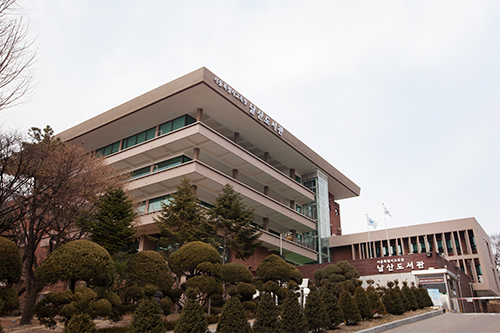 エレベーターで上がり、少し歩くと南山図書館があります。本の貸し出しは会員登録（韓国在住者のみ可）が必要ですが、入館と閲覧は誰でも可能。３階には外国語図書のコーナーもあるので、ひと休みもかねて立ち寄ってみては？