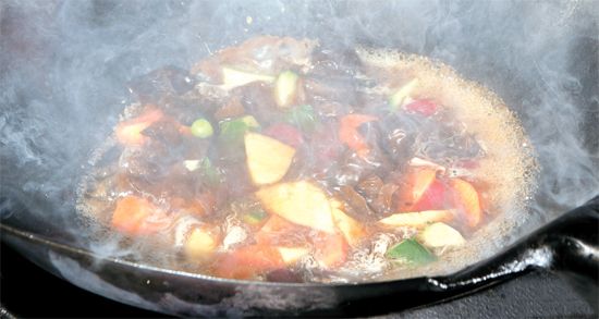 「桃園」は３８年前にプラザホテルがオープンした当時からその歴史を共に歩んできた由緒正しいホテル中華料理店だ。今も先代のコック長守っていたやり方そのままの配合で酢豚ソースを作っている。