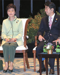 朴槿恵（パク・クネ）大統領が昨年１０月７日、インドネシア・バリで開かれた「「アジア太平洋経済協力会議（ＡＰＥＣ）ビジネス諮問委員会との対話」に参加し、安倍晋三首相の隣に座った。朴大統領がぎくしゃくした韓日関係を反映しているかのように、安倍首相から視線を外したまま正面だけを見つめている。（写真＝青瓦台写真記者団）
