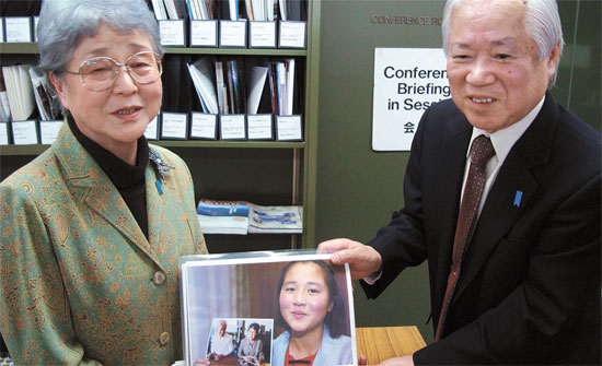 北朝鮮に拉致された日本人・横田めぐみさんの父・横田滋さん（８１）、と母・早紀江さん（７８）夫妻が先週モンゴルで、めぐみさんの娘キム・ウンギョンさんに初めて会った。写真は２００７年に夫婦が孫娘の写真を持っている姿。キム・ウンギョンさんは、これに先立ち２００２年（当時１４歳）、平壌（ピョンヤン）で日本の記者たちと会見を行った。（写真＝中央フォト）