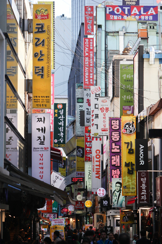 韓国には営業中の飲食店が全国に６０万軒以上（２０１４年２月末基準）もあり、外食の機会が少なくありません。ソウル市をはじめとする大都市のように飲食店が密集する場所では、どの店に入ろうか迷うことも多いでしょう。
