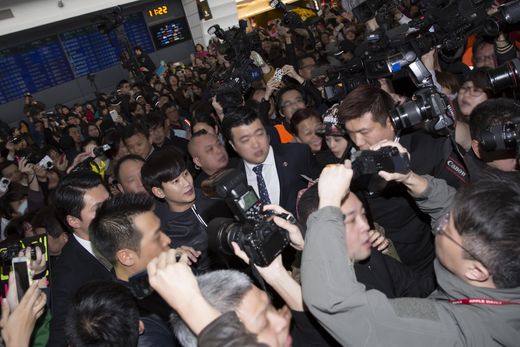 台湾の空港に到着した俳優キム・スヒョン