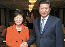 朴槿恵（パク・クネ）大統領が２３日（現地時間）、ハーグの韓中首脳会談の席で習近平主席と握手を交わしている。