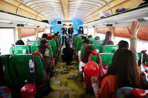 東方神起がデビュー１０周年を記念してファンと一緒に列車旅行を楽しんだ。