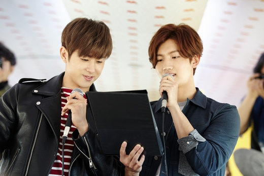 東方神起がデビュー１０周年を記念してファンと一緒に列車旅行を楽しんだ。