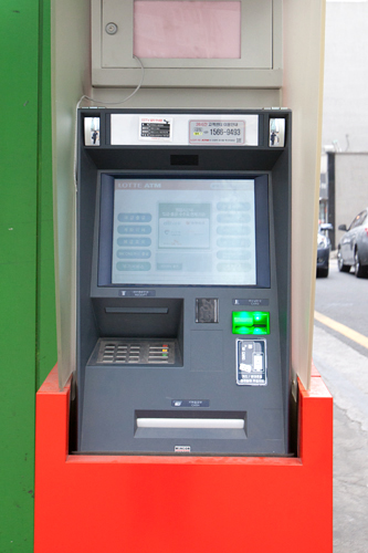 地下鉄やバスで使える「Ｔ－ｍｏｎｅｙ」カード。コンビニで買い物をした際の支払いはこれ１枚でＯＫ。残高のチャージもコンビニで手軽に行ないましょう。