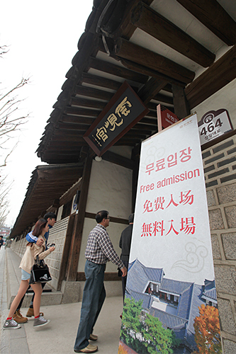 ソウル都心の人気観光エリアのひとつ、仁寺洞（インサドン）。最寄駅の安国（アングッ）駅からほど近い場所にある古宮「雲?宮（ウニョングン）」の入場料が、先週３月２０日より無料になりました。