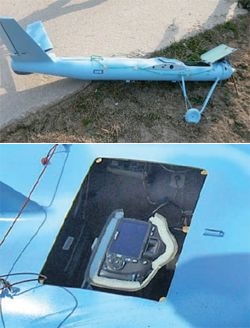 先月ペクリョン島に墜落した無人航空機（上）と今回京畿道坡州で発見された無人機に搭載されていたキヤノン５５０Ｄカメラ。（写真＝国防部）