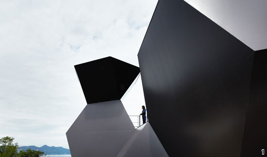 日本には世界的な「ブランド」になっている建築家が多い。昨年のプリツカー賞を受賞した伊東豊雄が設計した日本の愛媛県建築博物館。（写真＝Ｈｙａｔｔ　Ｆｏｕｎｄａｔｉｏｎ）