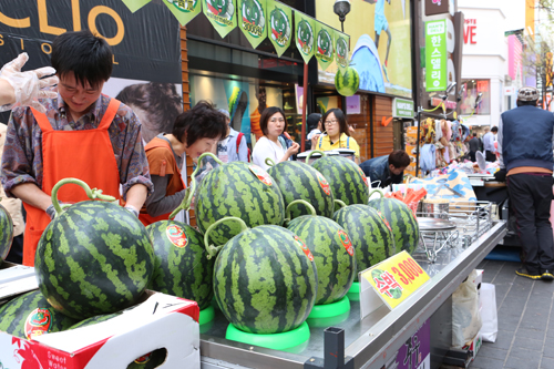 観光客の多い明洞（ミョンドン）エリアでは、新鮮なフルーツが並ぶ屋台がお目見え。中でも大きなスイカが並んだお店は大迫力です。