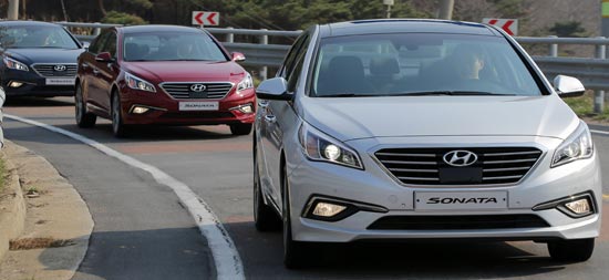 現代車が２日、忠南泰安郡一帯で行った新型ソナタ試乗行事で、参加者が車を運転している。新型ソナタは２０１１年から３年間にわたり４５００億ウォン（約４５０億円）を投資して開発された。今年の２２万８０００台に続き、来年からは毎年３３万８０００台の販売を目標としている。（写真＝現代自動車）