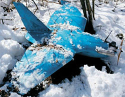 三陟の山で発見された北朝鮮製と推定される無人機。