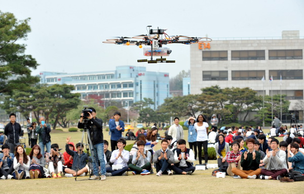 イチゴを運ぶ無人機