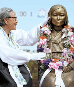 国内で４度目となる「平和の少女像」除幕式が１５日、城南市庁広場で開かれた。被害者の金福童（キム・ボクドン）さん（８８、左）は「日本に過ちを反省させてほしい」と語った。