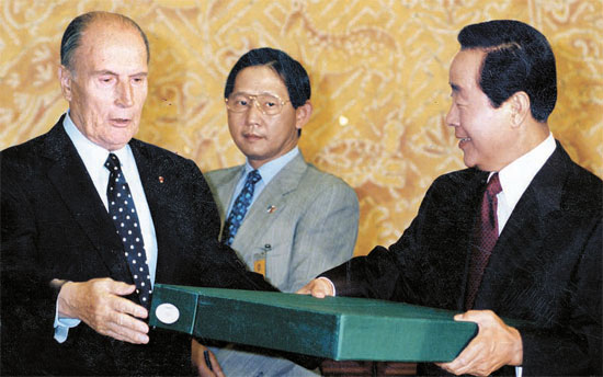 ミッテラン大統領（左）は１９９３年に金泳三大統領との首脳会談の際に外圭章閣図書のひとつである「徽慶園園所都鑑儀軌」を持ってきた。