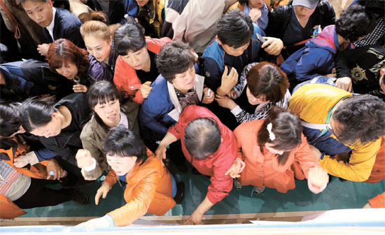 京畿道安山檀園高校の生徒の保護者が１６日午後、全羅南道珍道の室内体育館に到着し、救助された人の名簿を確認している。