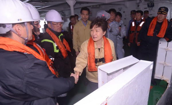 朴槿恵（パク・クネ）大統領が１７日、全羅南道（チョンラナムド）の珍島（チンド）沖海上で沈没したセウォル号の事故現場を訪れた。