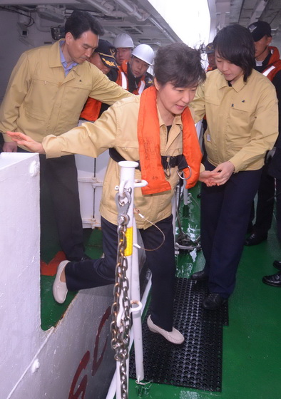 朴槿恵（パク・クネ）大統領が１７日、全羅南道（チョンラナムド）の珍島（チンド）沖海上で沈没したセウォル号の事故現場を訪れた。