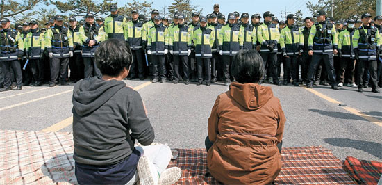 警察が２０日、珍島大橋から青瓦台へ向かった「セウォル号」の行方不明者の家族を阻止している。