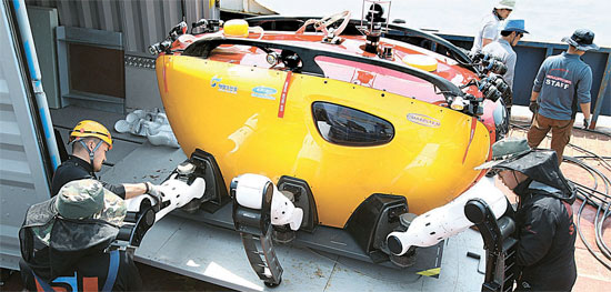 セウォル号捜索・救助作業にカニの形をした海底探査用ロボット「クラブスター（Ｃｒａｂｓｔｅｒ　ＣＲ２００）」が投入された。昨年、韓国海洋科学技術院（ＫＩＯＳ）が開発したクラブスターは、まだ試作品の段階だが、状況が急を要するため緊急投入が決定された。クラブスターは６本足と３０個の関節でできていて、水の流れが速くでも海中を安定して歩くことができる。２本のロボットアームと１０個のカメラが装着されている。２２日、珍島の彭木（ペンモク）港にクラブスターが降ろされている。