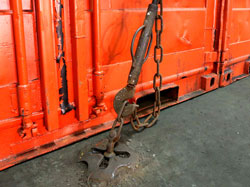 旅客船の貨物室に設置されたコンテナ固定装備ラッシングバー。床に固定させる装備。