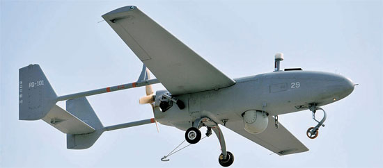 軍が公開した無人偵察機「ソンゴルメ」が８日、上空を飛んでいる。（写真＝共同取材団）