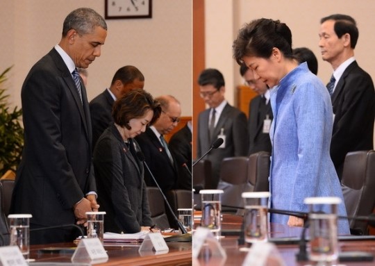 オバマ米大統領と朴槿恵（パク・クネ）大統領が旅客船「セウォル号」沈没事故の犠牲者に哀悼の意を表し、黙とうしている。