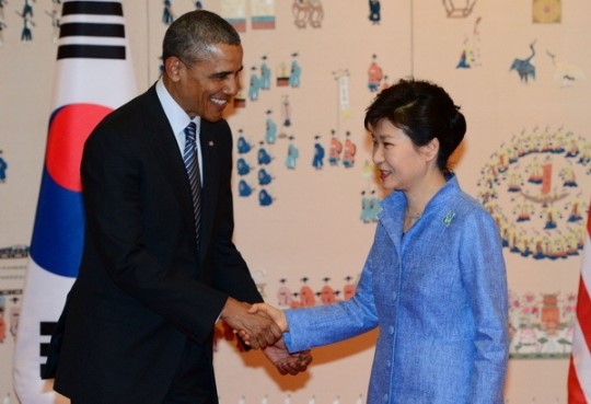 オバマ大統領と朴槿恵（パク・クネ）大統領が握手を交わしている。