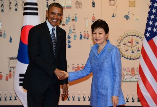 オバマ大統領と朴槿恵（パク・クネ）大統領が握手を交わしている。