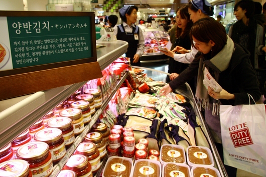 日本人観光客がソウル小公洞のロッテ百貨店本店食品売場でキムチを選んでいる。