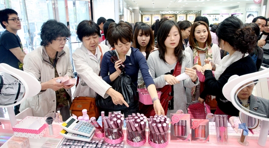 中国と日本の５月のゴールデンウィークを控え、旅行関連業界が外国人旅行客を迎える準備で忙しい。日本人観光客が１４日、ソウル光化門のショッピングセンターで化粧品を選んでいる。