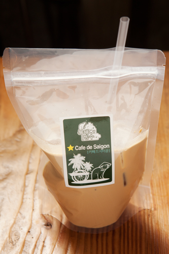 ピンス（かき氷）が大人気の東大門（トンデムン）のカフェ「北海氷水（プッケピンス）」では、ベトナムで生活していたオーナーが、現地の人々の愛飲ドリンクを再現したというパックコーヒーを販売中。練乳たっぷりでまろやかな味わいが楽しめます。