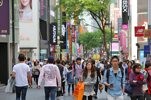 日中は気温が２０度を越えて暖かく、外歩きにぴったりの季節。目にも涼しいビニールパックドリンクを片手に、人気観光地の散策を楽しんでみてはいかがですか。