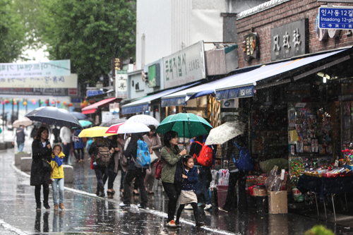 朝から全国的に雨模様となった週明けの韓国。ときおり吹きつける風にやや肌寒さを感じる天気となり、仁寺洞（インサドン）の街にも薄いコートやジャケットを羽織っている人が目立ちました。