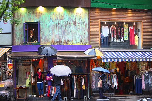 しとしと降り続ける雨に、お店の軒先には可動式の雨除けが出現。道ゆく人の傘の色とも相まって、薄暗い曇り空の仁寺洞にカラフルな彩りを添えていました。