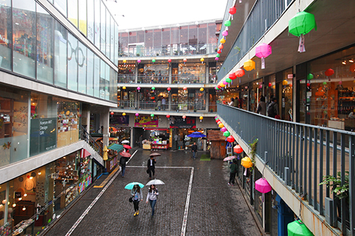 こちらは仁寺洞の人気スポット「サムジキル」。屋根のある通路に沿ってお店が並び、雨の日のショッピングにも最適です。雨は明日午後には上がる予報。晴れの日とはまた違った雰囲気を味わいながら観光を楽しんでみてはいかがでしょうか。