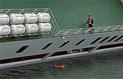 セウォル号に乗り込んだ海洋警察が後方の船室の乗客を気にせず、前方の救命いかだの方に向かっている。（写真＝海洋警察の映像）