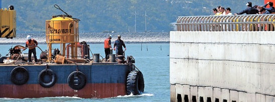 不明者の救助捜索作業に投入されたダイビングベルが１日、パンモク港に入港している。アルファ潜水技術のイ・ジョンイン代表は「不明者を見つけて出てくるのが目的だったのに、結果がなかった」と失敗を認めた。