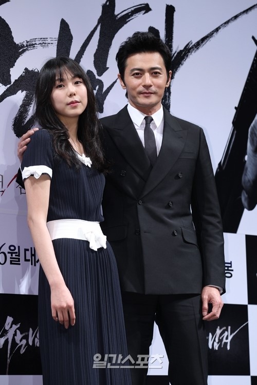 ８日、ソウル狎鴎亭ＣＧＶで開かれた映画『泣く男』の制作発表会で挨拶をする女優のキム・ミニ（左）と俳優のチャン・ドンゴン。