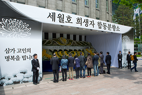 ４月１６日韓国南西部・珍島（チンド）沖で発生した、旅客船「セウォル号」沈没事故。３００人以上の死者・行方不明者を出し、その多くが修学旅行中の高校生であったことから韓国中が深い悲しみに包まれています。