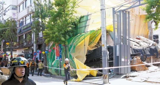 １０日昼にソウルのカロスキルで撤去中だった６階建てのビルが崩壊し、消防当局とガス安全公社職員が事故現場を統制している。ビル全体が突然崩れ落ち歩道を襲ったが人命被害はなかった。残骸が飛び散り周辺のビルの外壁と駐車車両が一部破損した。