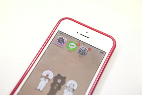 日本をはじめ全世界で多くの人が利用するモバイルメッセンジャー「ＬＩＮＥ（ライン）」。その人気の理由として「ＬＩＮＥ」のかわいいキャラクター「ＬＩＮＥフレンズ」の存在を欠かすことはできません。韓国でも若者に大人気で、携帯の待受画面に設定している人も少なくありません。