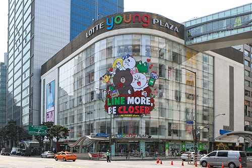 「ＬＩＮＥ」は昨秋から各国でポップアップストアをオープンし話題になりましたが、韓国では先月、ソウル最大の繁華街・明洞（ミョンドン）の「ロッテヤングプラザ」に公式ショップが登場。ヤングプラザの外壁には高さ１４メートルの大型ポスターがはられ、通行人の目を楽しませています。