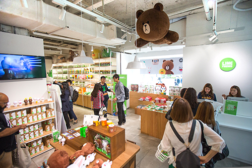 商品を購入した人には、５月１９日まで様々な特典を用意。毎日先着３００人にキャラクターキーホルダーがプレゼントされたり、「ＬＩＮＥ」利用者は１０％割引となるなどうれしいサービスやイベントが盛りだくさんです。