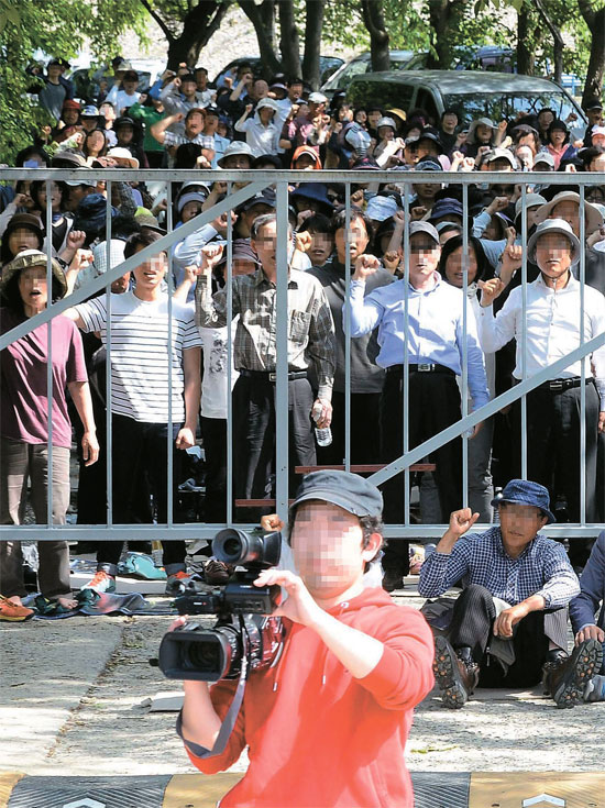 １３日、京畿道安城市にあるクムスウォンの入口に救援派信徒らが清海鎮海運会長の長男テギュン氏に対する逮捕令状の執行を阻むために集結している。